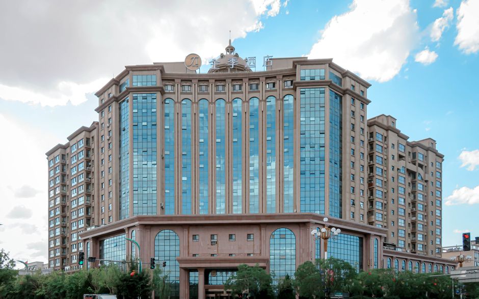 How Do I Train a Hotel Front Desk Employee for a Safe Solo Shift?